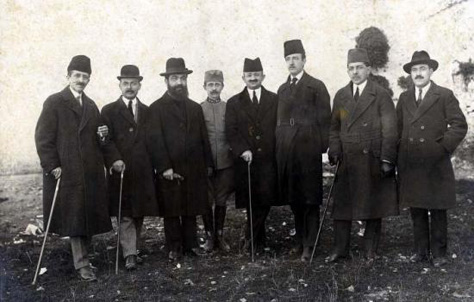 http://www.panorama.com.al/wp-content/uploads/2013/02/anetaret-e-qeverise-shqiptare-ne-vitin-1922-mes-tyre-fan-noli-dhe-ahmet-zogu.jpg