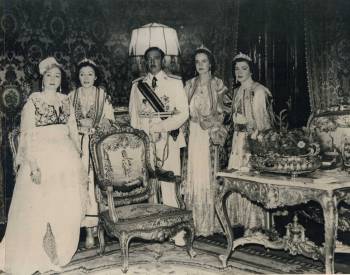 Familja Mbreterore ne Vilen Mbreterore ne Durres. Mbreti Zogu I, Nena Mbretereshe Geraldine, dhe motrat e Mbretit Zog.